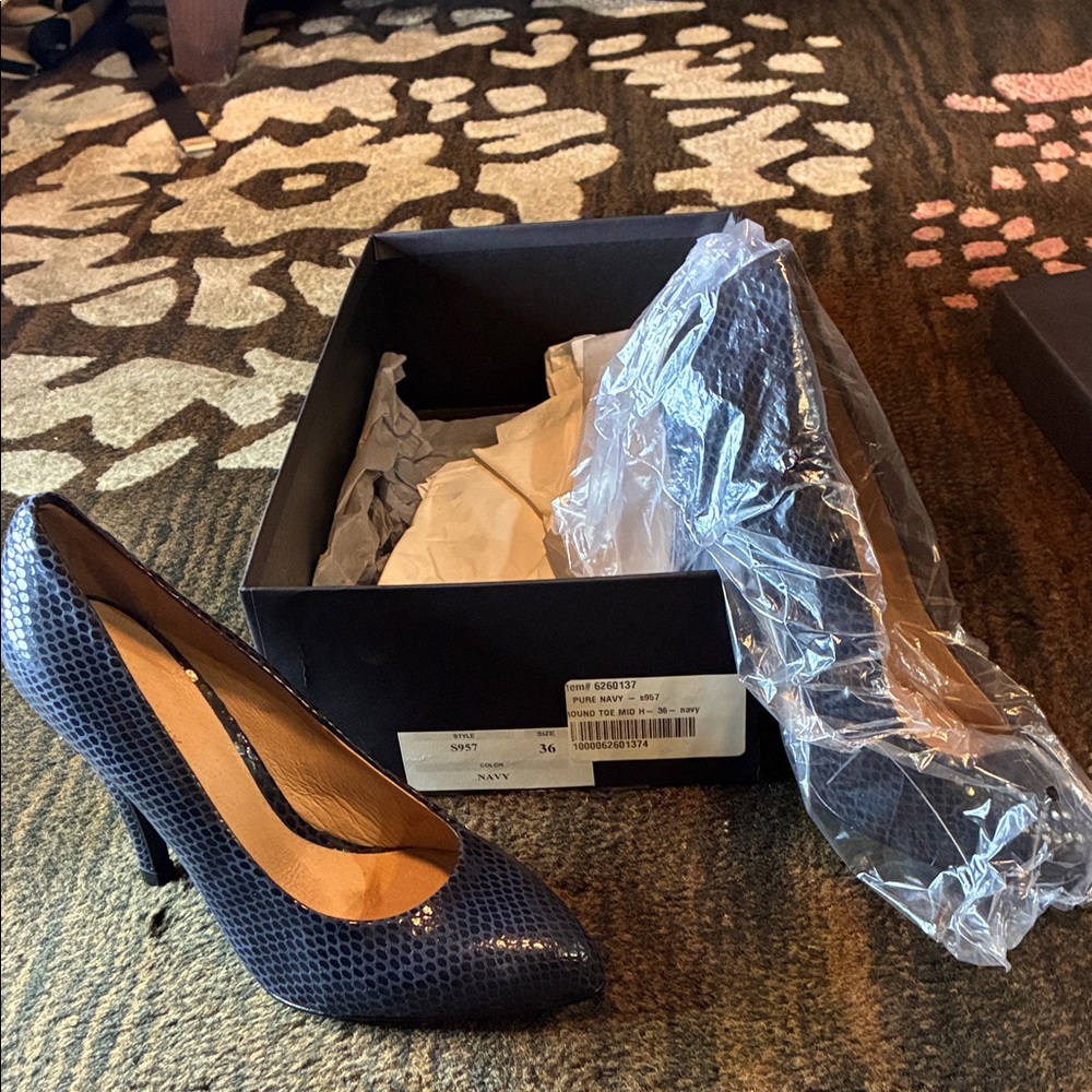Chic Navy Textured Heels